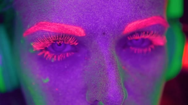 Femme avec maquillage fluorescent UV — Video