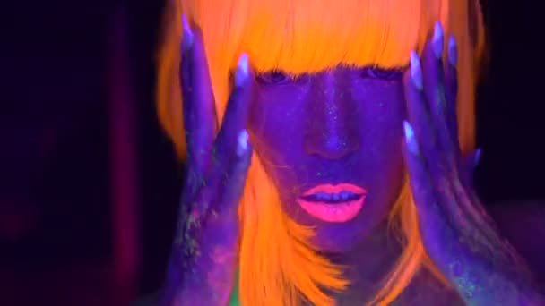 Donna sexy con viso fluorescente UV e trucco del corpo — Video Stock