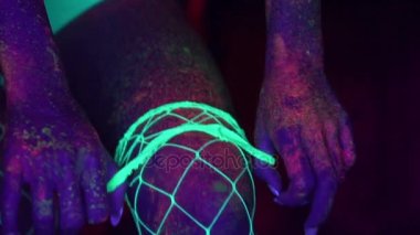 Uv floresan yüz ve vücut makyaj ile seksi kadın