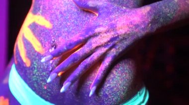 Uv floresan yüz ve vücut makyaj ile seksi kadın