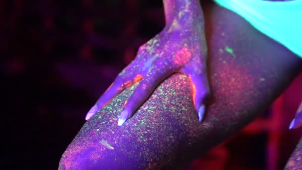 Mujer sexy con cara fluorescente UV y maquillaje corporal — Vídeo de stock