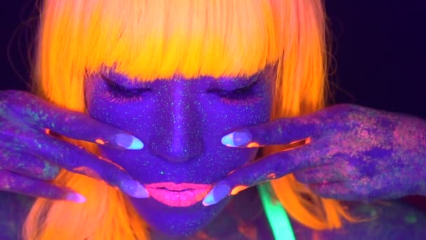 Sexy woman with UV fluorescent face and body makeup — Stock Video