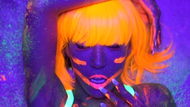 Sexy Frau mit fluoreszierendem Gesicht und Make-up — Stockvideo