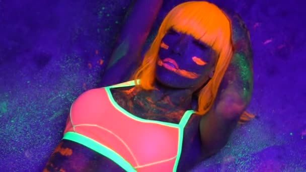 性感女性与紫外荧光面孔和身体构成 — 图库视频影像