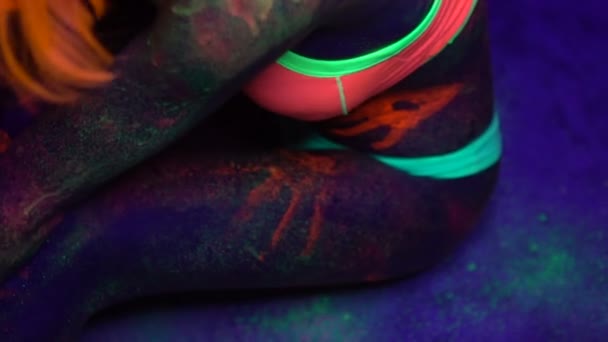 Сексуальна жінка з ультрафіолетовим флуоресцентною шкірою обличчя та тіла — стокове відео