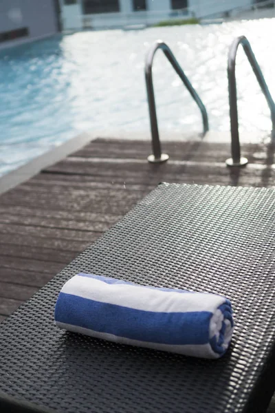 Serviette enroulée en gros plan sur chaises longues près de la piscine — Photo