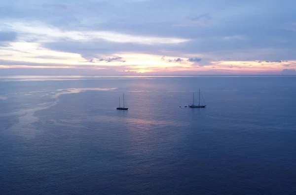 Vista Aérea Belo Pôr Sol Sobre Mar Com Barcos Vela — Fotografia de Stock