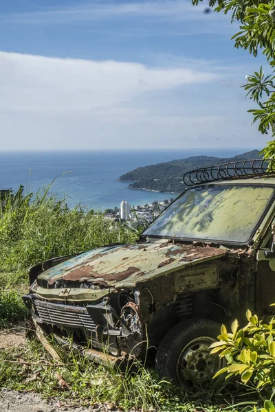 Roestige Auto Verlaten Heuvel Geïsoleerd Prachtige Tropische Eiland Lanscape Achtergrond — Stockfoto