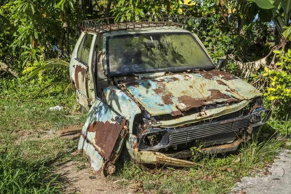 Rostig Bil Övergiven Nära Tropiska Palmer — Stockfoto