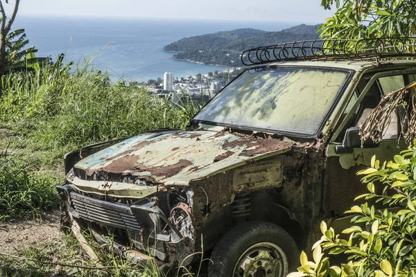 Auto Arrugginita Abbandonata Sulla Collina Isolata Uno Sfondo Bellissimo Paesaggio — Foto Stock