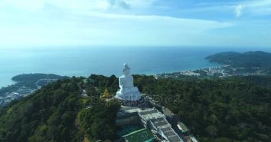 Phuket, Tayland için beyaz büyük Buda heykelinin havadan görünümü