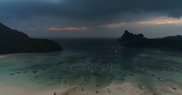 Aerial Drönarvy Båtar Havet Över Dramatiska Molnig Himmel Phi Phi — Stockvideo