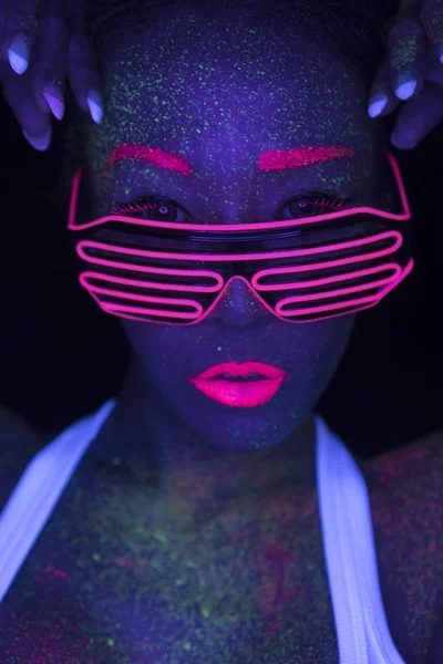 Gros Plan Femme Visage Avec Fluorescent Maquillage Led Lumières Lunettes — Photo