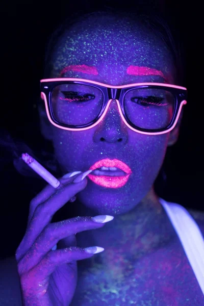 Cara Mujer Primer Plano Con Fluorescente Maquillaje Fumar Cigarrillo Maquillaje — Foto de Stock