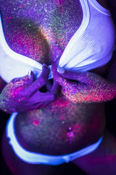 Närbild Kvinna Torso Med Fluorescerande Make Bikini Kreativa Makeup Ser — Stockfoto