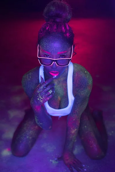 Mujer Sexy Con Cuerpo Maquillaje Fluorescente Cara Posando Suelo Hormigón — Foto de Stock