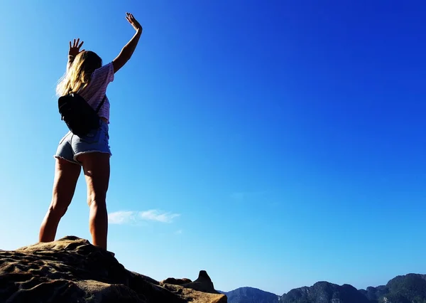 Женщина Силуэт Стоящая Вершине Горы Над Синим Морем Фоне Неба — стоковое фото