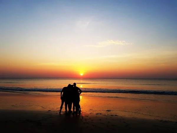 Menschen Silhouetten Stehen Strand Über Schönen Sonnenuntergang Hintergrund — Stockfoto