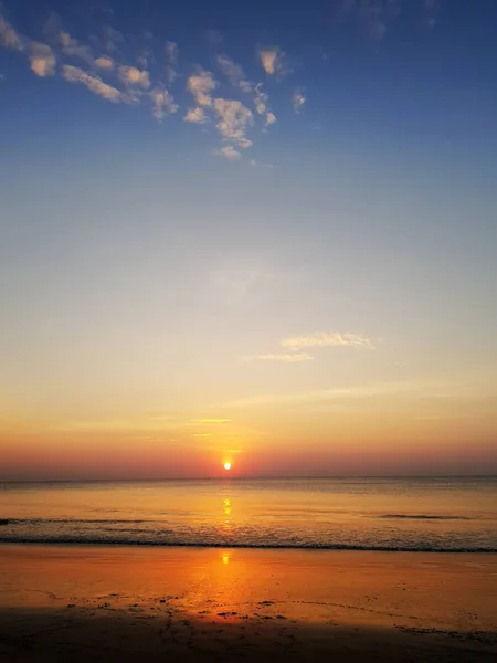 Μαγευτικό Ηλιοβασίλεμα Στις Ακτές Της Θάλασσας Καλό Για Την Εικόνα — Φωτογραφία Αρχείου