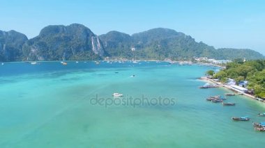 Deniz ve kıyı şeridi ikonik tropikal plaj Phi Phi Island, Tayland hava uçak video