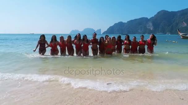 熱帯の休暇 スローモーションのビデオで赤い水着で幸せな女性の空中ドローン ビュー — ストック動画