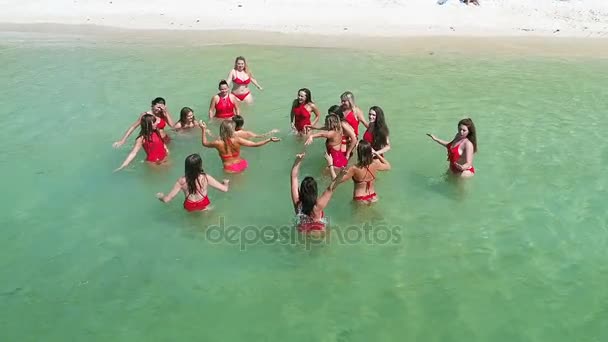 Воздушный Дрон Вид Счастливых Женщин Красных Купальниках Тропическом Отдыхе Видео — стоковое видео
