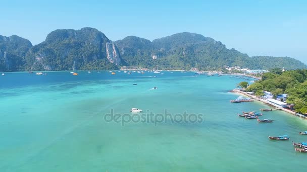 海と象徴的な熱帯ビーチ ピピ島の島 タイからの海岸線の空中ドローン ビデオ — ストック動画