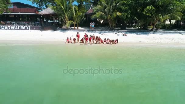 Luchtfoto Drone Weergave Van Gelukkige Vrouw Rode Zwemkleding Tropische Vakantie — Stockvideo