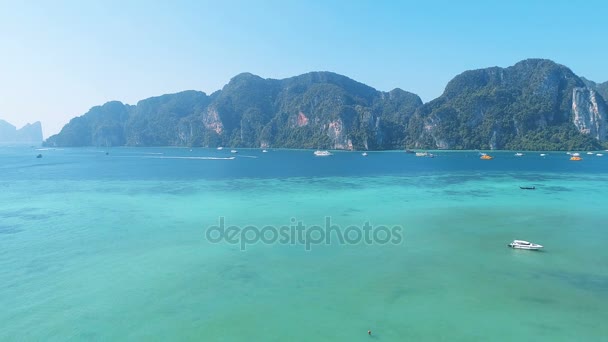 海と象徴的な熱帯ビーチ ピピ島の島 タイからの海岸線の空中ドローン ビデオ — ストック動画