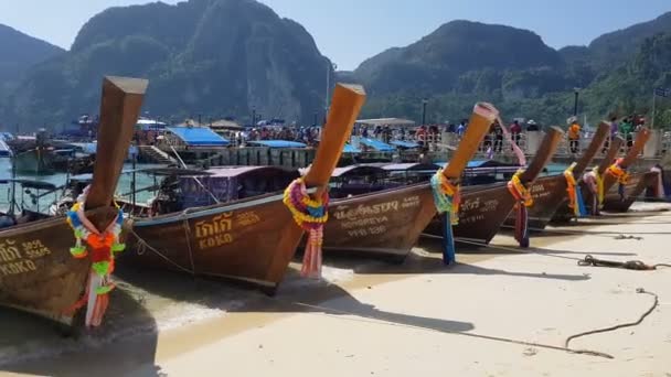 Длинноходные Лодки Пляже Пхи Пхи Phi Phi Юге Таиланда Ждут — стоковое видео
