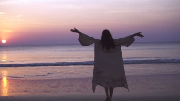 Powrót Widzenia Kobieta Spaceru Plaży Bronią Powietrzu Podczas Pięknego Zachodu — Wideo stockowe