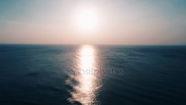 Vista Aérea Del Dron Hermosa Puesta Sol Sobre Mar Video — Vídeos de Stock