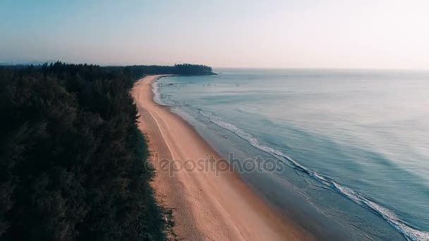 Vista Aérea Drone Bela Praia Areia Mar Durante Pôr Sol — Vídeo de Stock