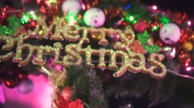 Tatlı Noel süsler ile Merry Christmas metin Noel ağacı üzerinde