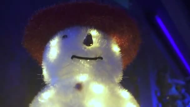 Крупним Планом Блимає Сніговик Прикраса Різдвяних Вогнів — стокове відео