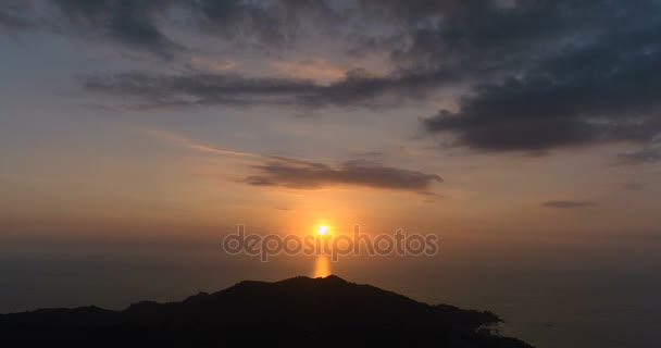 空中无人机鸟瞰日落上空的海畔山 — 图库视频影像