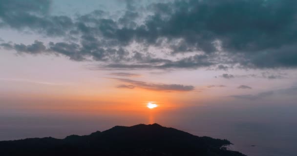 Повітряний Безпілотник Вид Захід Сонця Над Морем Над Горою — стокове відео