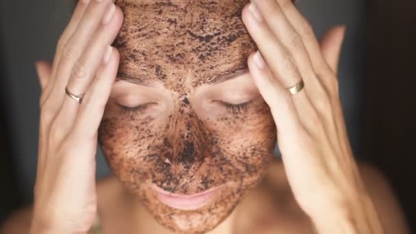 Primer Plano Cara Mujer Con Máscara Café Facial Vídeo Cámara — Vídeo de stock