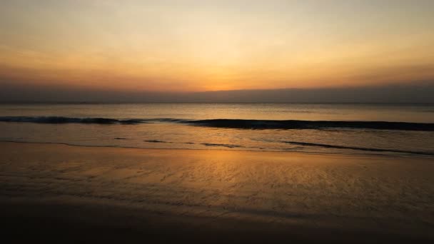 Belo Pôr Sol Dourado Praia Arenosa Final Belo Dia Verão — Vídeo de Stock