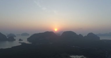 Günbatımı hava dron görünümünü'Tayland tropikal Phang nga Körfezi 