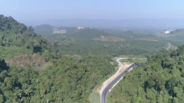 Hava dron yol yaz günü güzel yağmur ormanı arasında bir bakış. Seyahat kavramı