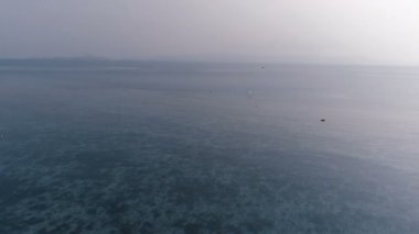 Beyaz bulutlu gökyüzü arka plan üzerinde teknesi ile deniz hava dron görünümü