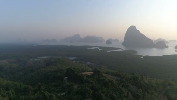 タイの熱帯のパンガー湾でサンセットの空中ドローン ビュー — ストック動画