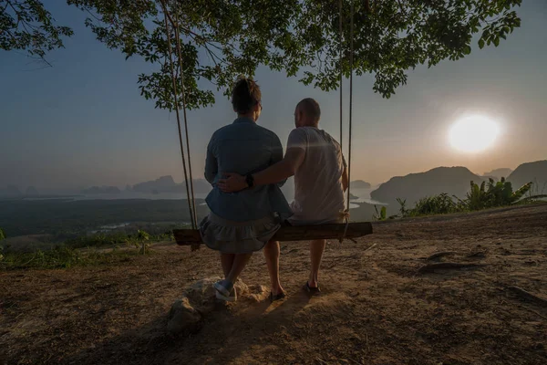 Casal Sentado Banco Balançando Sobre Bela Paisagem Tropical Montanha Durante — Fotografia de Stock