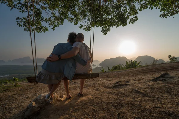 Pareja Sentada Banco Oscilante Sobre Hermoso Paisaje Montaña Tropical Durante — Foto de Stock