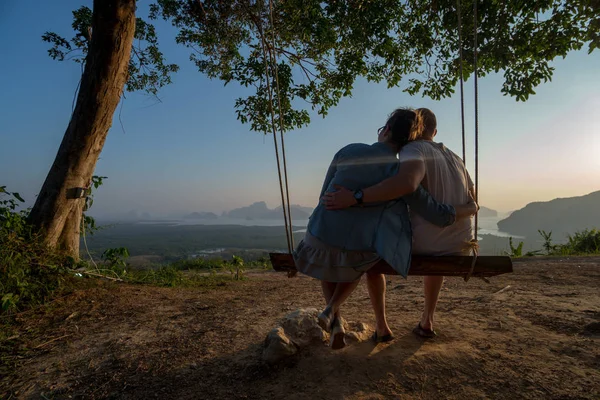 Pareja Sentada Banco Oscilante Sobre Hermoso Paisaje Montaña Tropical Durante — Foto de Stock