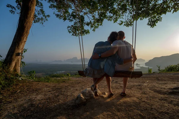 Casal Sentado Banco Balançando Sobre Bela Paisagem Tropical Montanha Durante — Fotografia de Stock