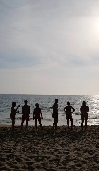 Grupo Não Identificado Pessoas Praia Areia Sobre Fundo Mar Céu — Fotografia de Stock