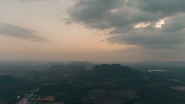 泰国热带攀雅湾空中无人机鸟瞰日落 — 图库视频影像