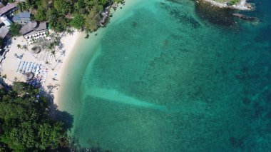 Aerail dron görünümü güzel tropikal plaj ve su
